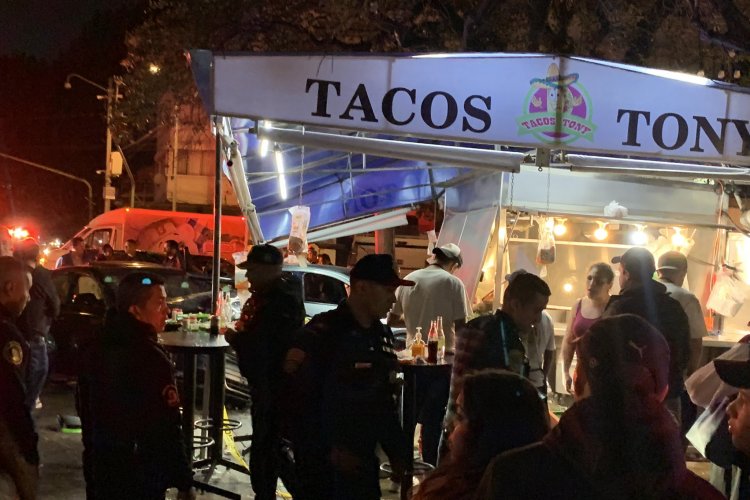 Autos chocan con puesto de tacos en CDMX