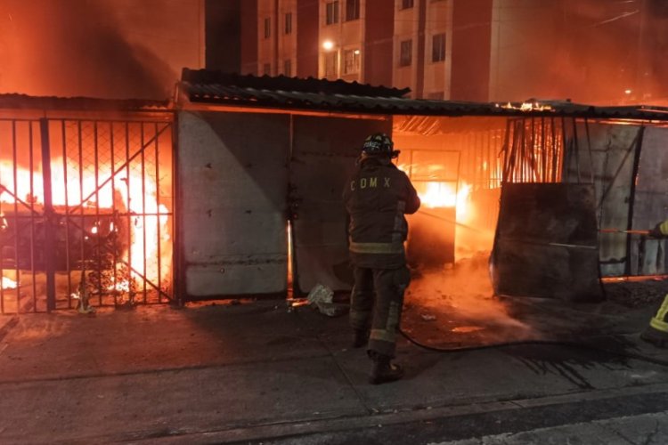 Joven fallece en aparatoso incendio en Iztapalapa