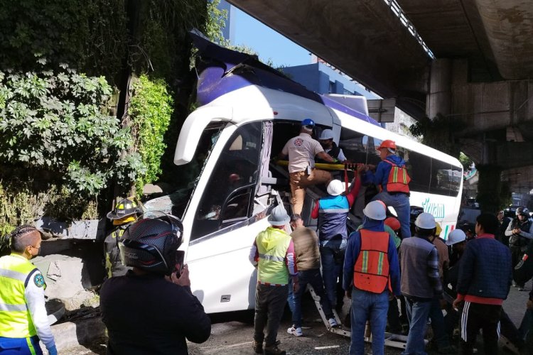 Autobús se accidenta en Periférico; hay un muerto y 55 heridos