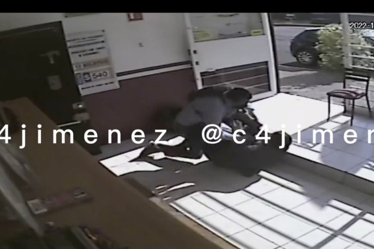 Mujer se agarra a golpes con ladrón en casa de empeño