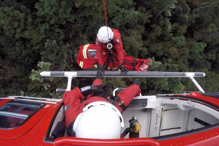 Rescatan a coreana que cayó de parapente en Edomex