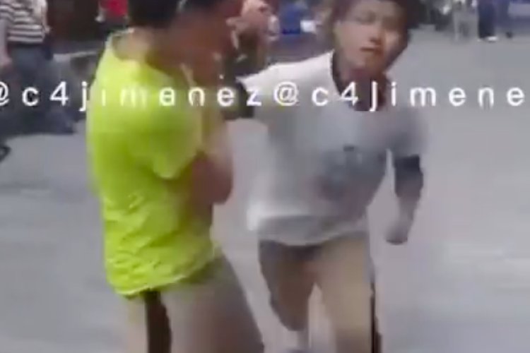 “¡No se meta, chismosa!”, le gritan a señora por intervenir en pelea estudiantil