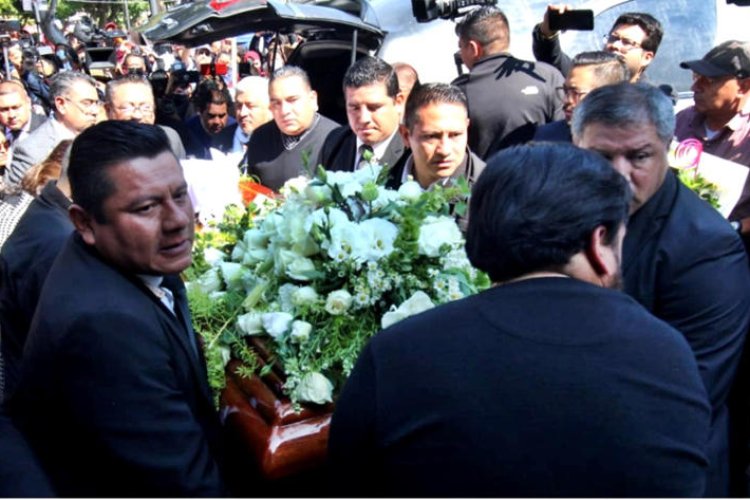 Restos de Miguel Barbosa llegan a Tehuacán para ser despedidos
