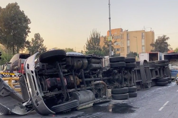 Vuelca tráiler con 15 toneladas de tela en Circuito Interior