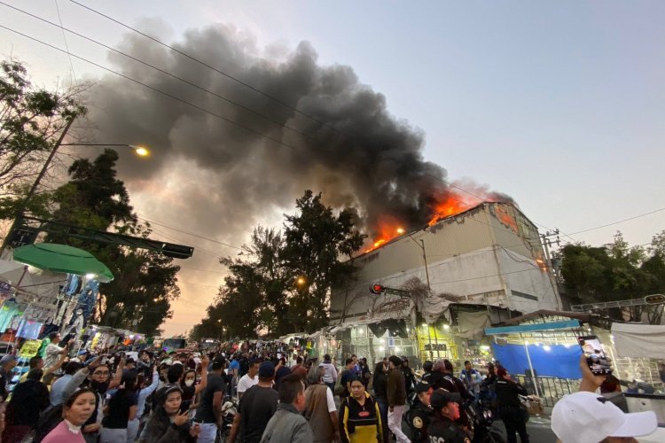 Incendio consume bodega de tenis en Tepito