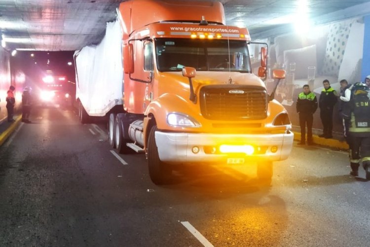 Tráiler se atora en bajo puente de Viaducto