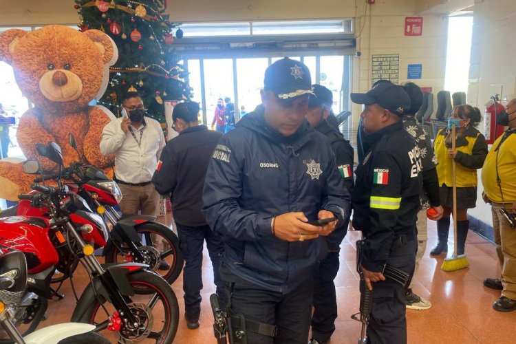 Farderos desatan riña con empleados de Walmart en Zinacantepec