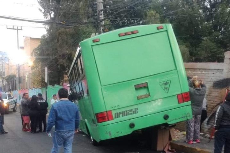 Adolescente resulta herido por choque de microbús en Iztapalapa