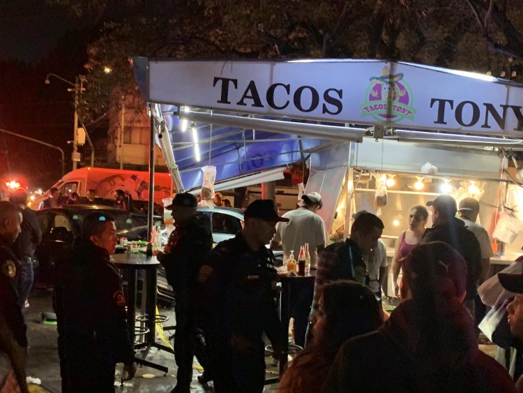 Autos chocan con puesto de tacos en CDMX