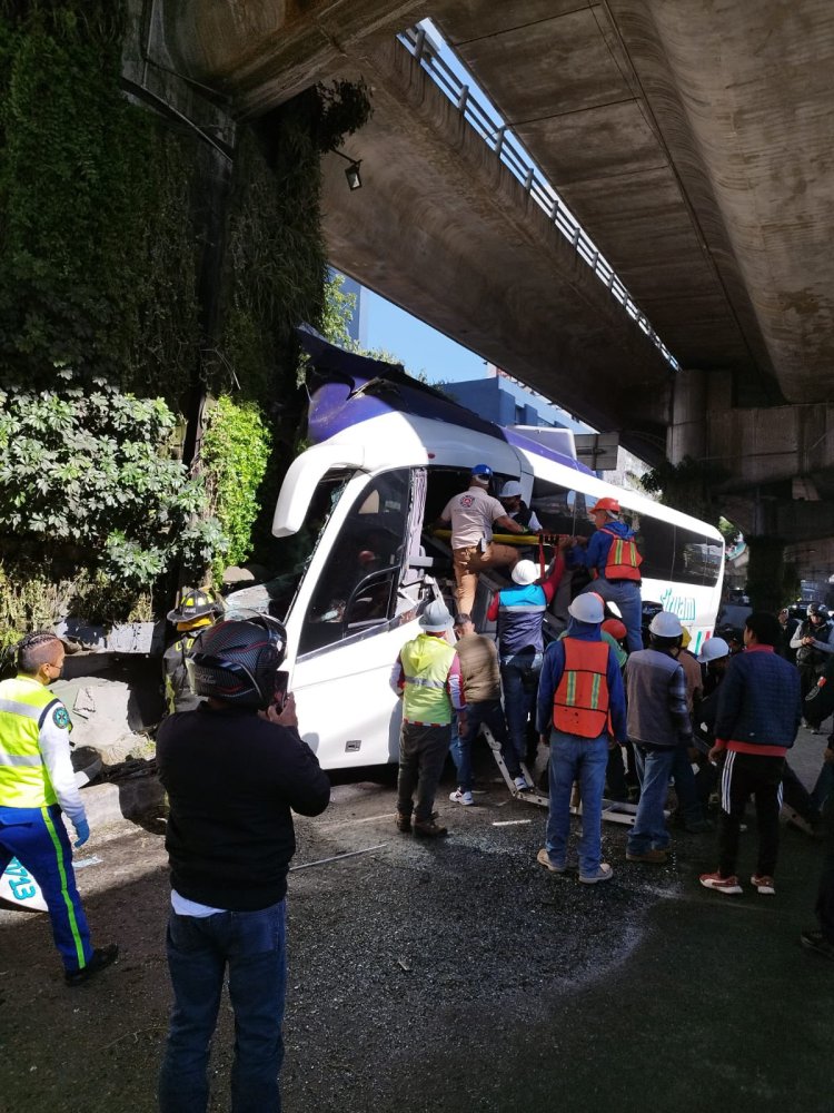 Autobús se accidenta en Periférico; hay un muerto y 55 heridos