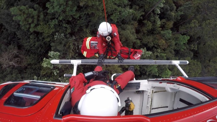 Rescatan a coreana que cayó de parapente en Edomex