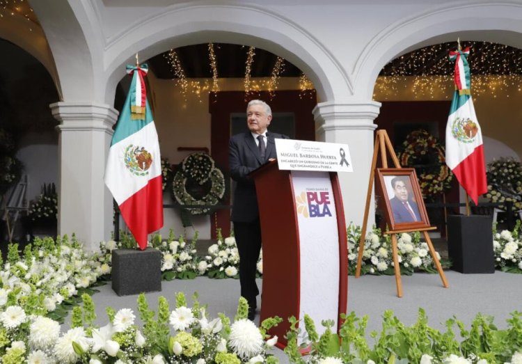 Entre aplausos y lágrimas despiden a Miguel Barbosa