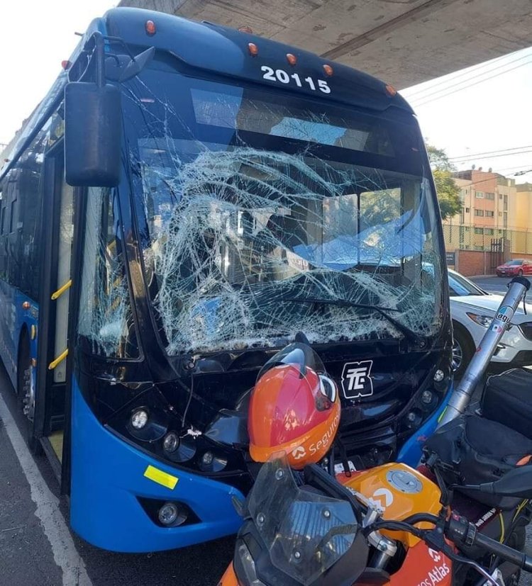 Chocan Trolebús y Metrobús en avenida Tláhuac; hay 14 heridos