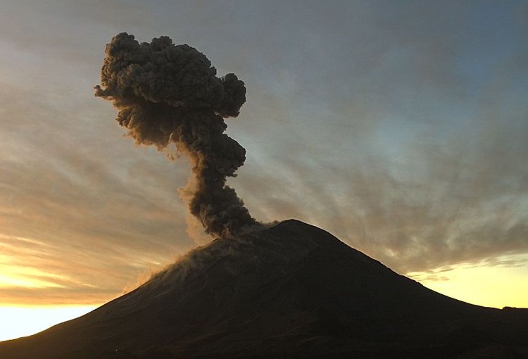 Despierta bravo volcán Popocatépetl