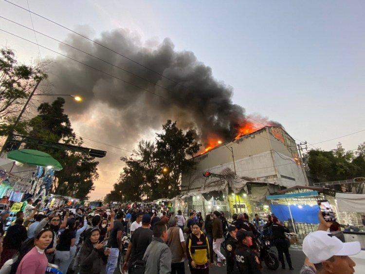 Incendio consume bodega de tenis en Tepito