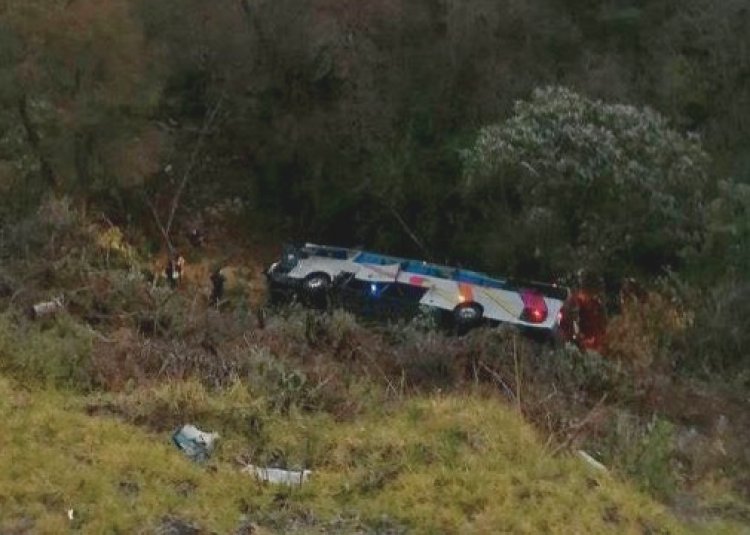 Autobús vuelca y cae a barranco en la México-Puebla