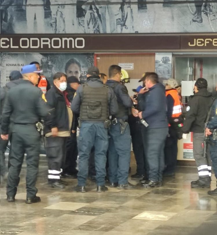 Tren arrolla a usuario en Línea 9 del Metro