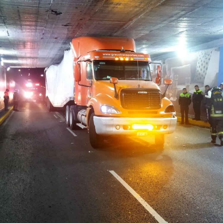 Tráiler se atora en bajo puente de Viaducto