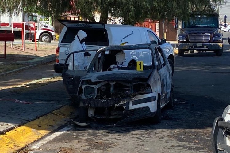 Policías de Tecámac atienden incendio de auto