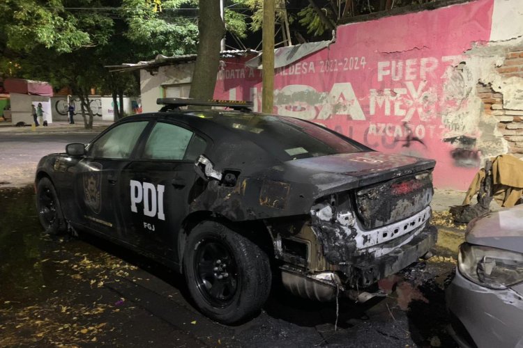 Queman patrulla estacionada en Azcapotzalco