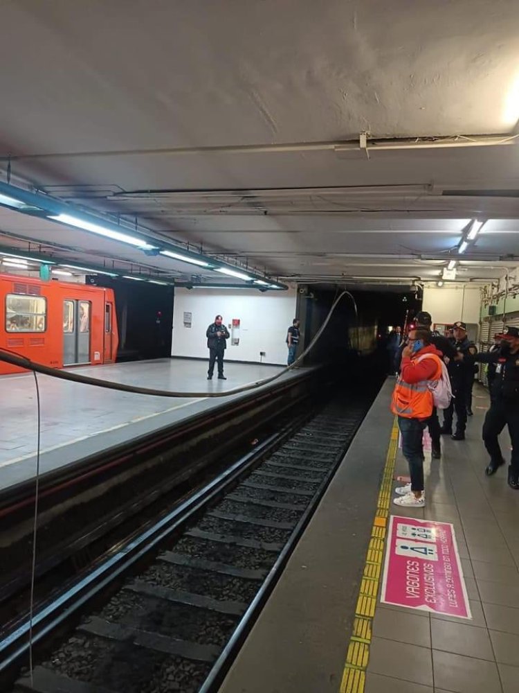 Se desprende cable en estación Salto del Agua de la L8 del Metro