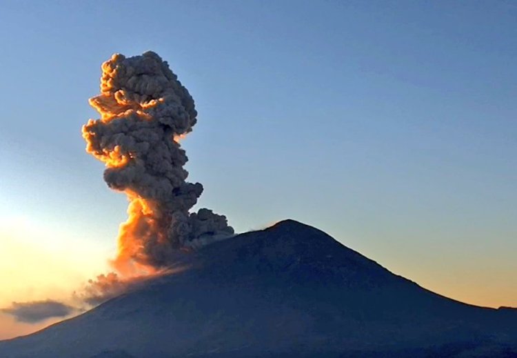 Popocatépetl amanece bravo; lanza columna eruptiva