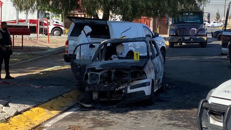 Policías de Tecámac atienden incendio de auto