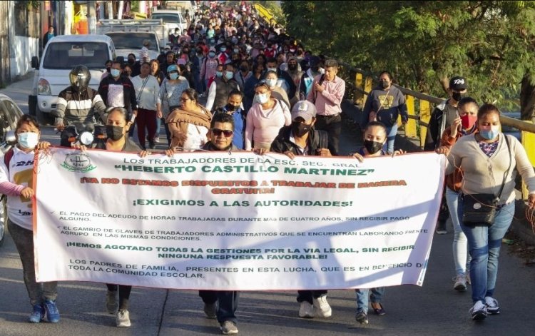 Con marcha y bloqueo, docentes y padres de familia exigen pago de adeudos de horas