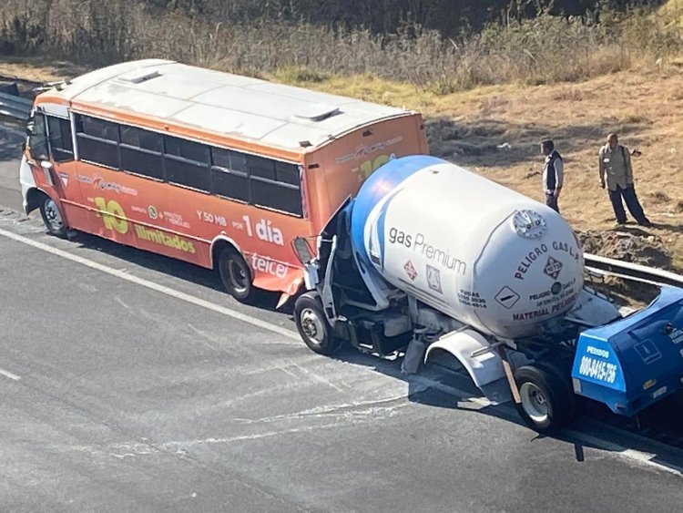 Aparatoso choque en la Chamapa-Lechería deja un muerto