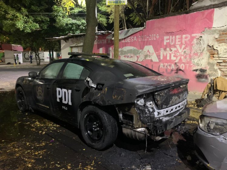 Queman patrulla estacionada en Azcapotzalco