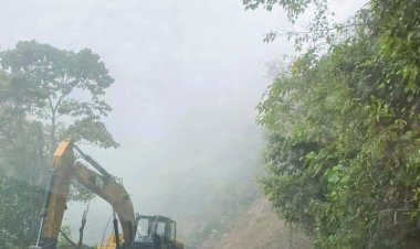 Arriesgan su vida pobladores por carretera en mal estado