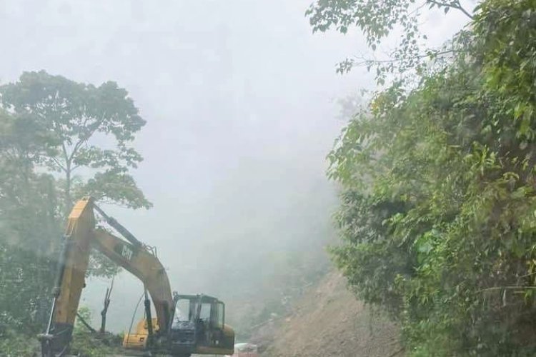 Arriesgan su vida pobladores por carretera en mal estado