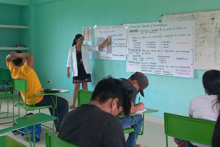 Jóvenes regresan a clases sin clave escolar