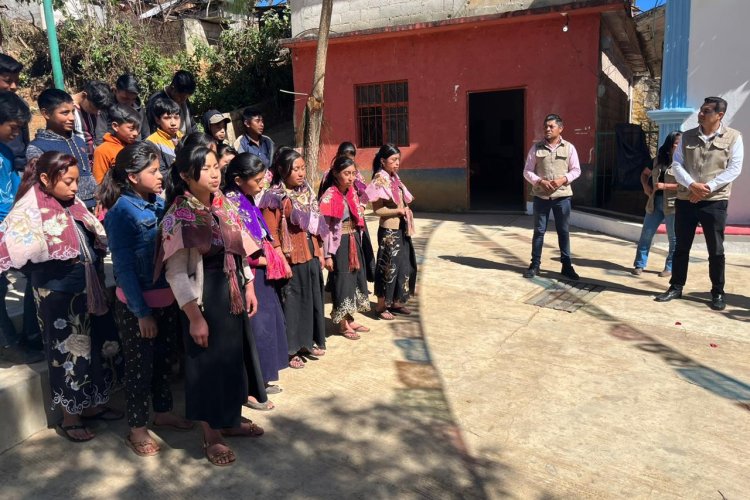 Combaten rezago educativo en Elambó mejorando infraestructura de escuela secundaria