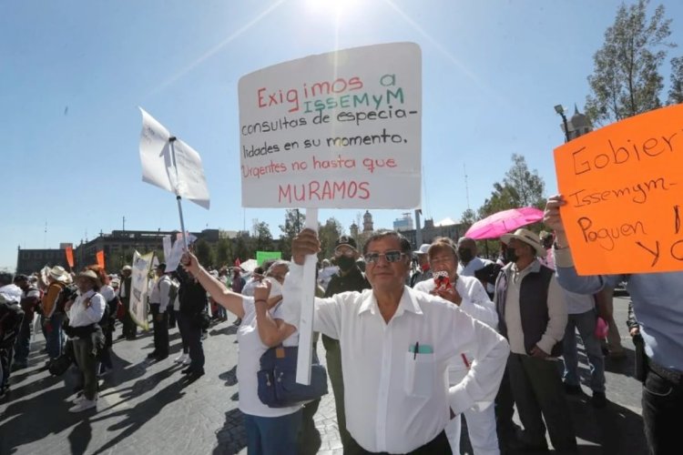 Jubilados del ISSEMyM se manifiestan en Toluca exigiendo pago de pensiones y mejores condiciones médicas