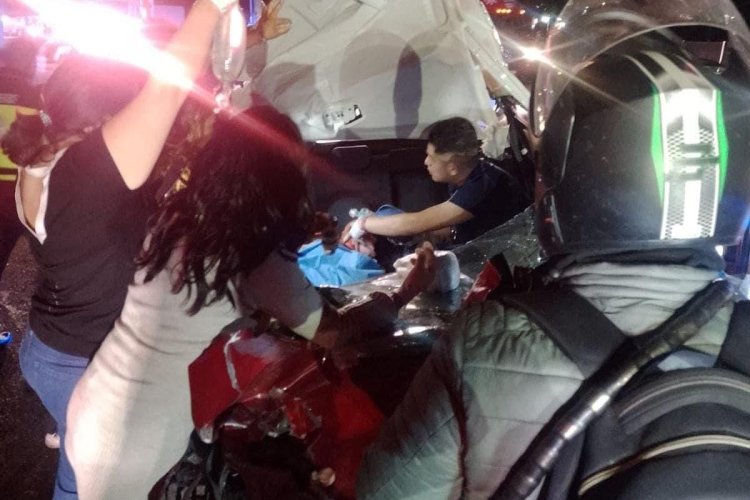 Fallece mujer prensada en su auto tras choque en la México-Puebla