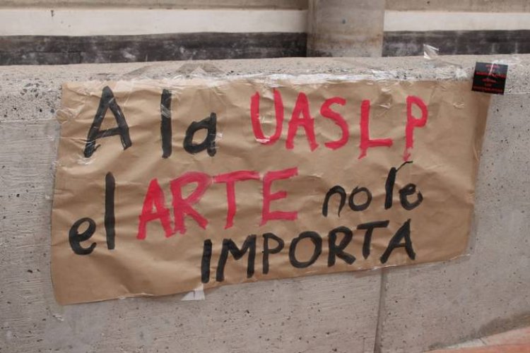 Alumnos de la UASLP realizan paro y piden destitución del director de la CAARTE