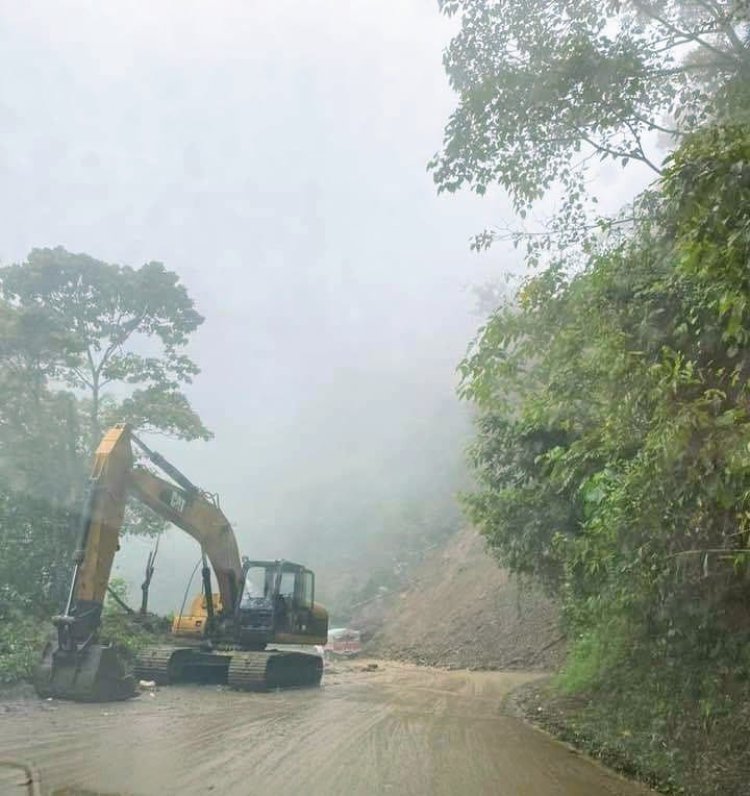 Arriesgan su vida pobladores por carretera en mal estado