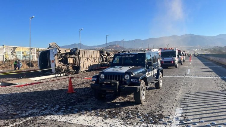 Volcadura de autobús deja un saldo de tres personas muertas y 26 lesionadas en Ixtapaluca