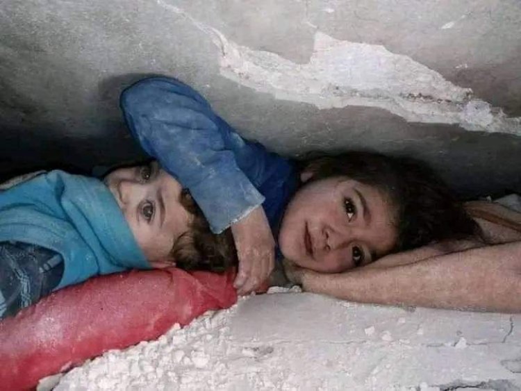 Los sirios enfrentan las secuelas del terremoto excavando con sus propias manos: cancillería