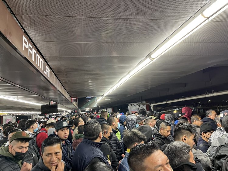 Reportan retrasos en Línea 9 del Metro