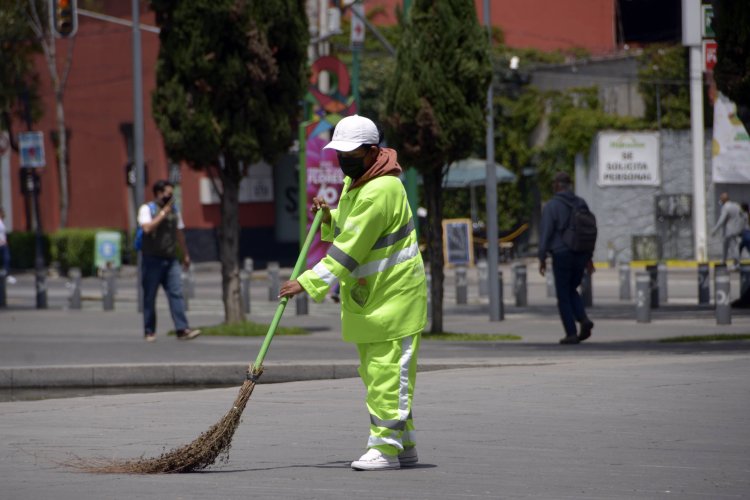 ¡Qué bonitos! Captan a trabajadores de limpia robando coladera