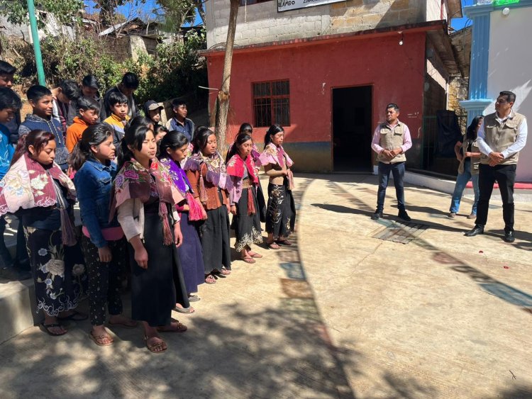 Combaten rezago educativo en Elambó mejorando infraestructura de escuela secundaria