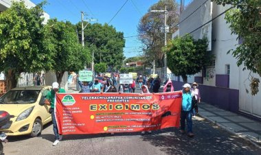 Marchan maestros del IBEGro y bloquean la Autopista del Sol