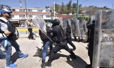 Con desalojos policiacos, gobierno de Guerrero resuelve protestas