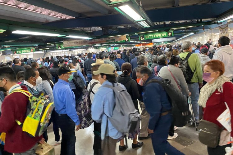 Reportan sobresaturación en diversas líneas del metro de la CDMX