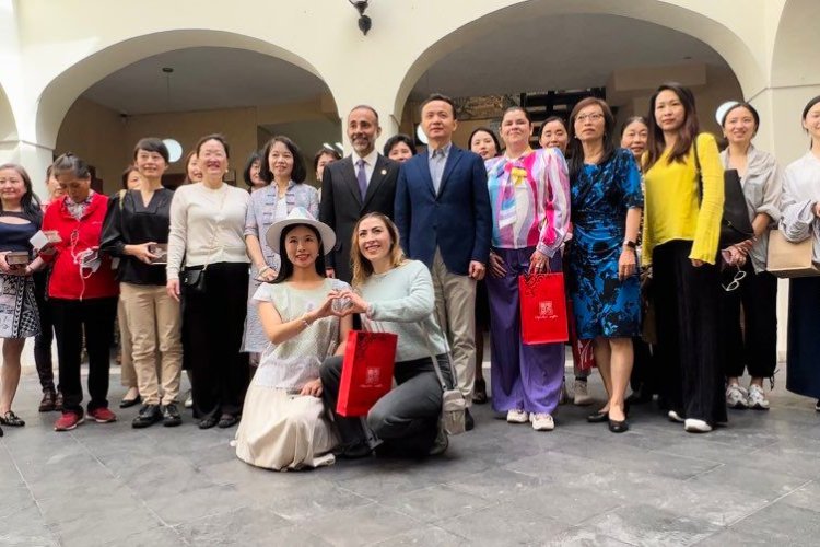 Embajador de China ‘Metepequea’ en busca de autores del Árbol de la Vida