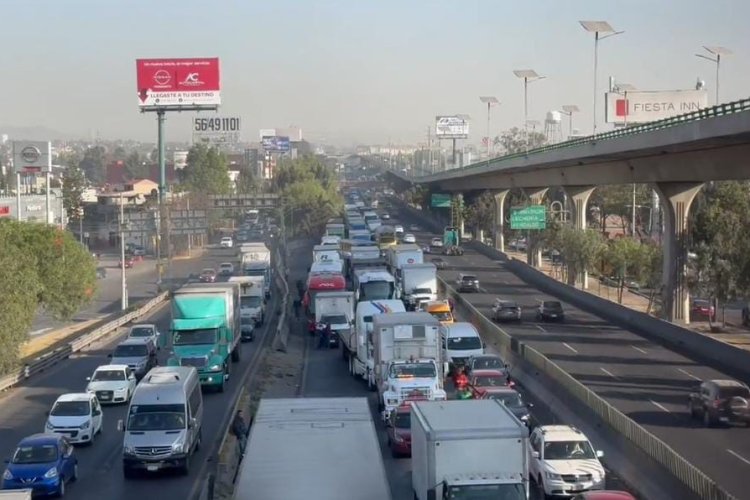 Caos vial por volcadura de tráiler en Cuautitlán Izcalli