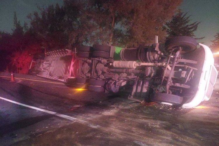 Vuelca tráiler en Naucalpan; cierre parcial en autopista Chamapa-Lechería