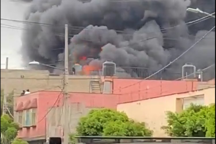 Fuerte incendio en fábrica de solventes en Iztapalapa